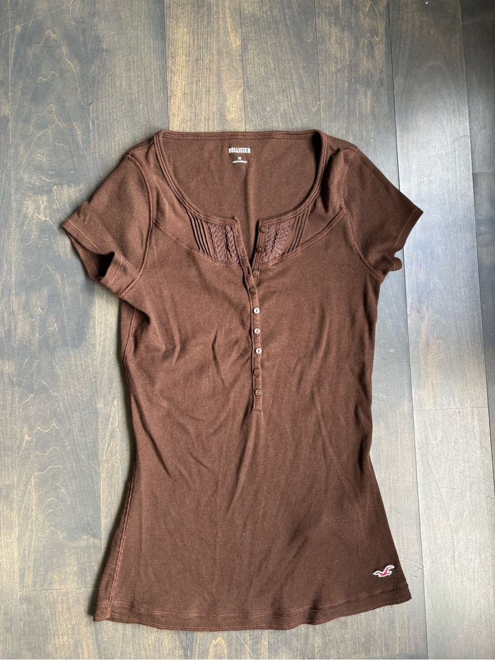 Hollister Y2K Style Brown Short Sleeve Henley Tee Size Medium